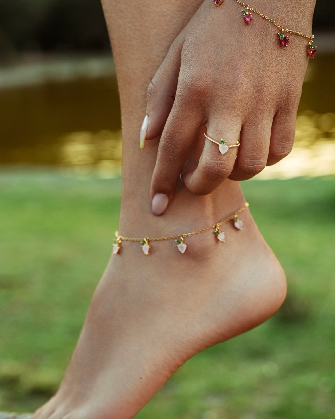 Cavigliera pesca placcata in oro 18 carati – indossata al tramonto accanto a un lago