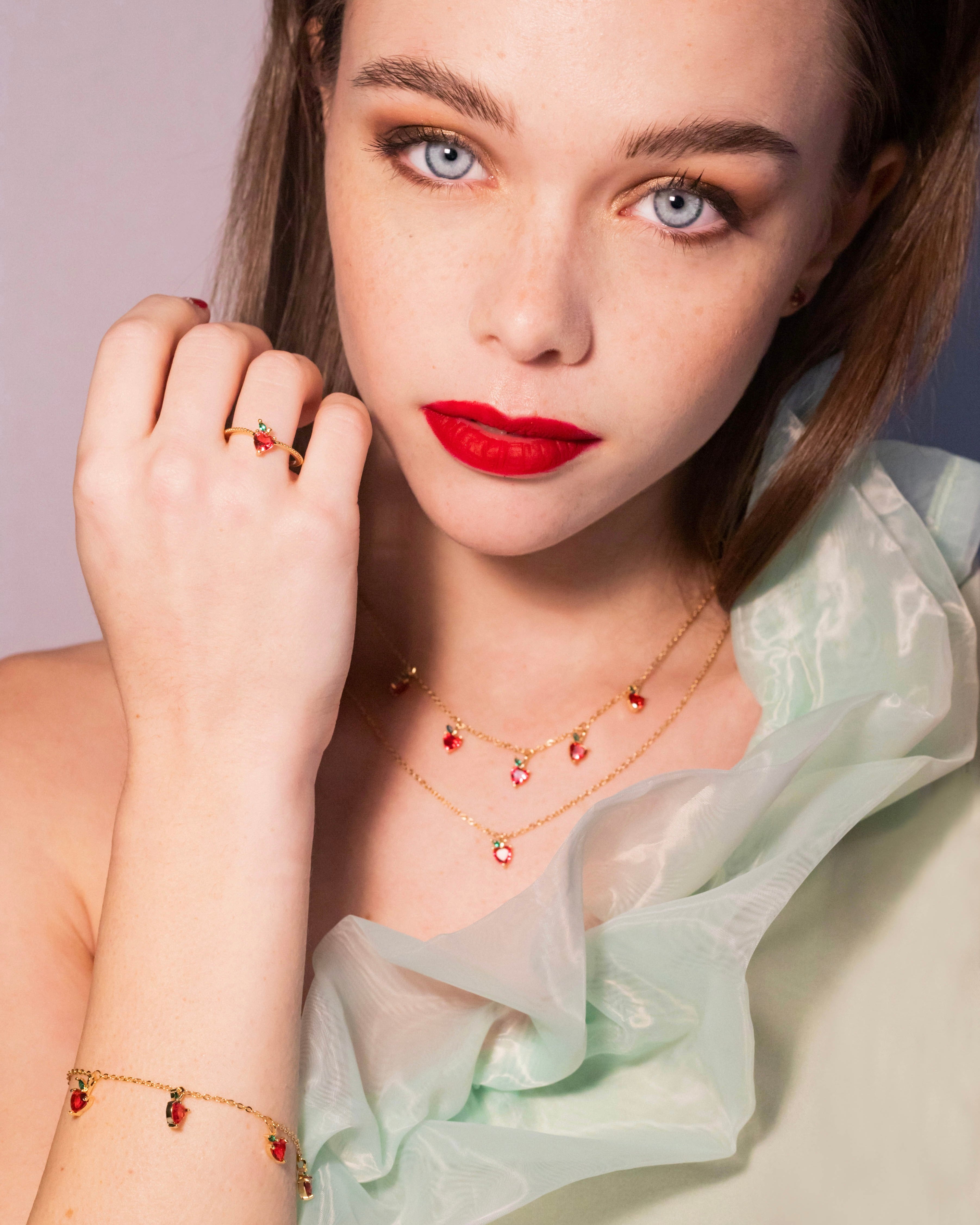 Anello mela oro 18 carati indossato con bracciale e collana in abito verde, Fruits & Jewels