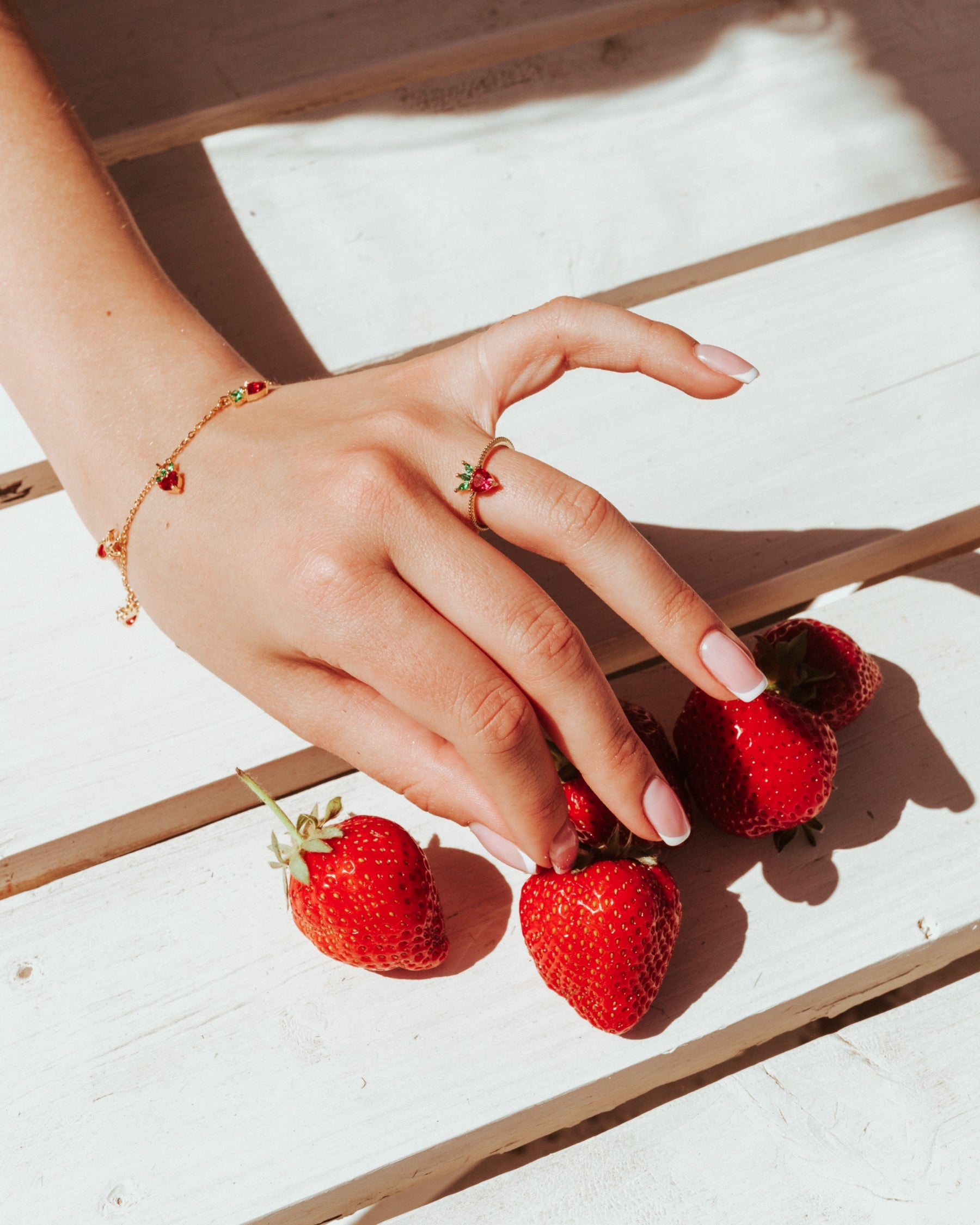 Anello e bracciale a tema fragola – design fresco e fruttato con placcatura in oro