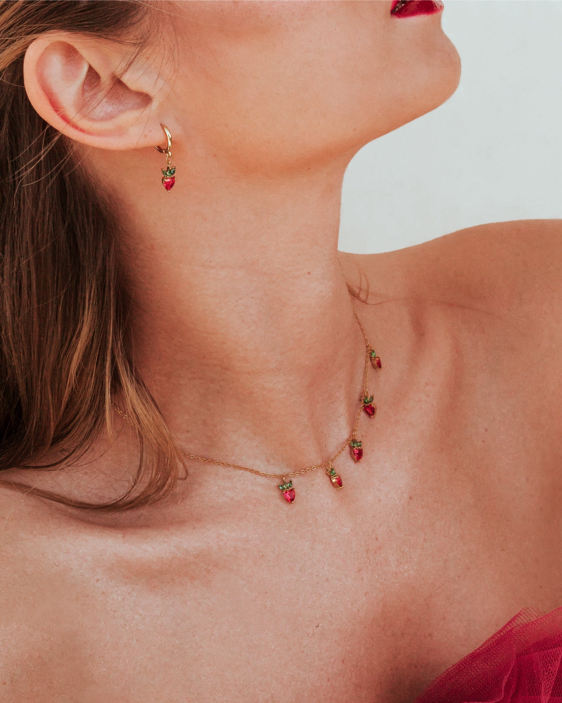 Dettaglio della collana charms fragola e orecchini coordinati – placcatura in oro 18K