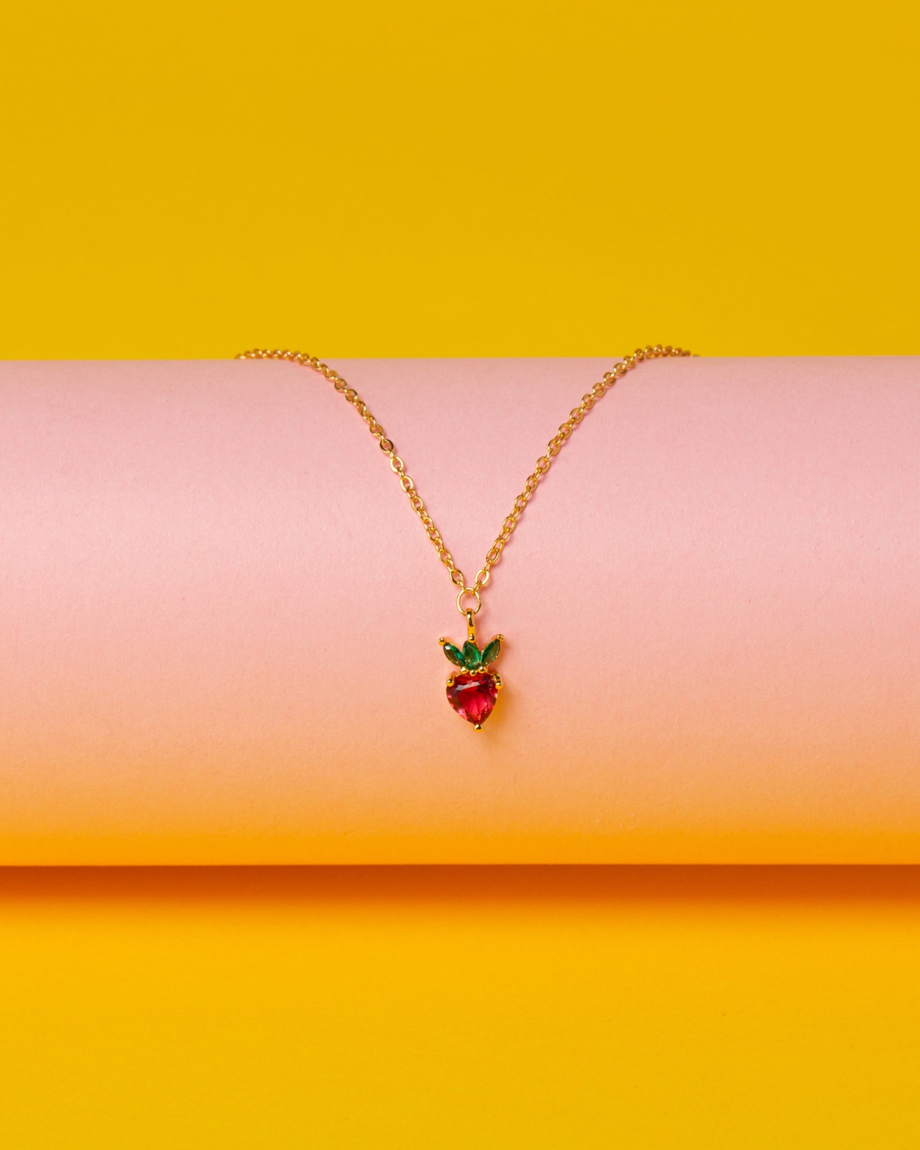 Collana fragola con ciondolo rosso su sfondo giallo – design brillante e giocoso placcato in oro 18 carati Fruits & Jewels
