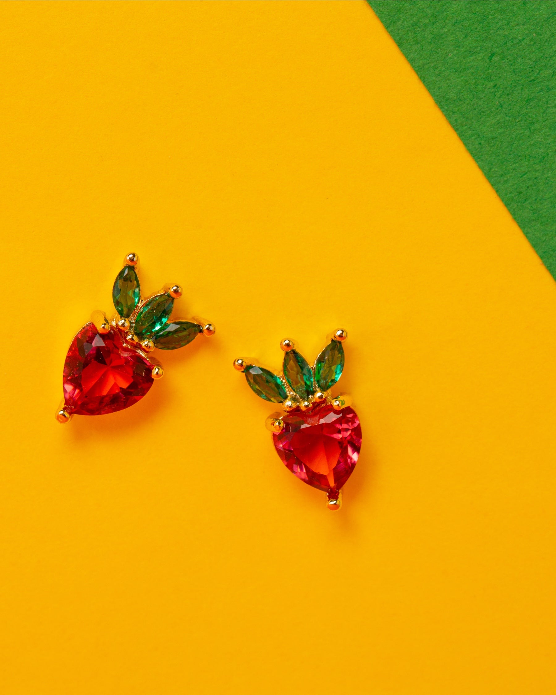 Orecchini fragola con zirconi rossi e verdi – design giocoso su fondo pop by Fruits & Jewels