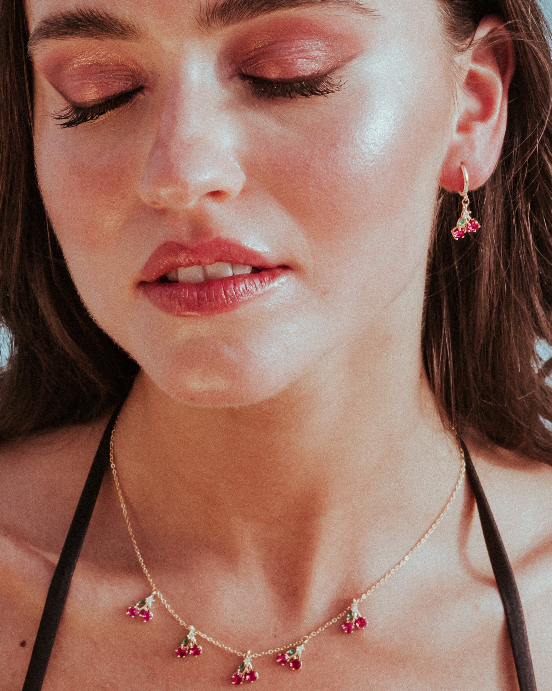 Dettaglio della collana ciliegia dorata con 5 charms e orecchini coordinati – eleganza brillante e fruttata Fruits & Jewels