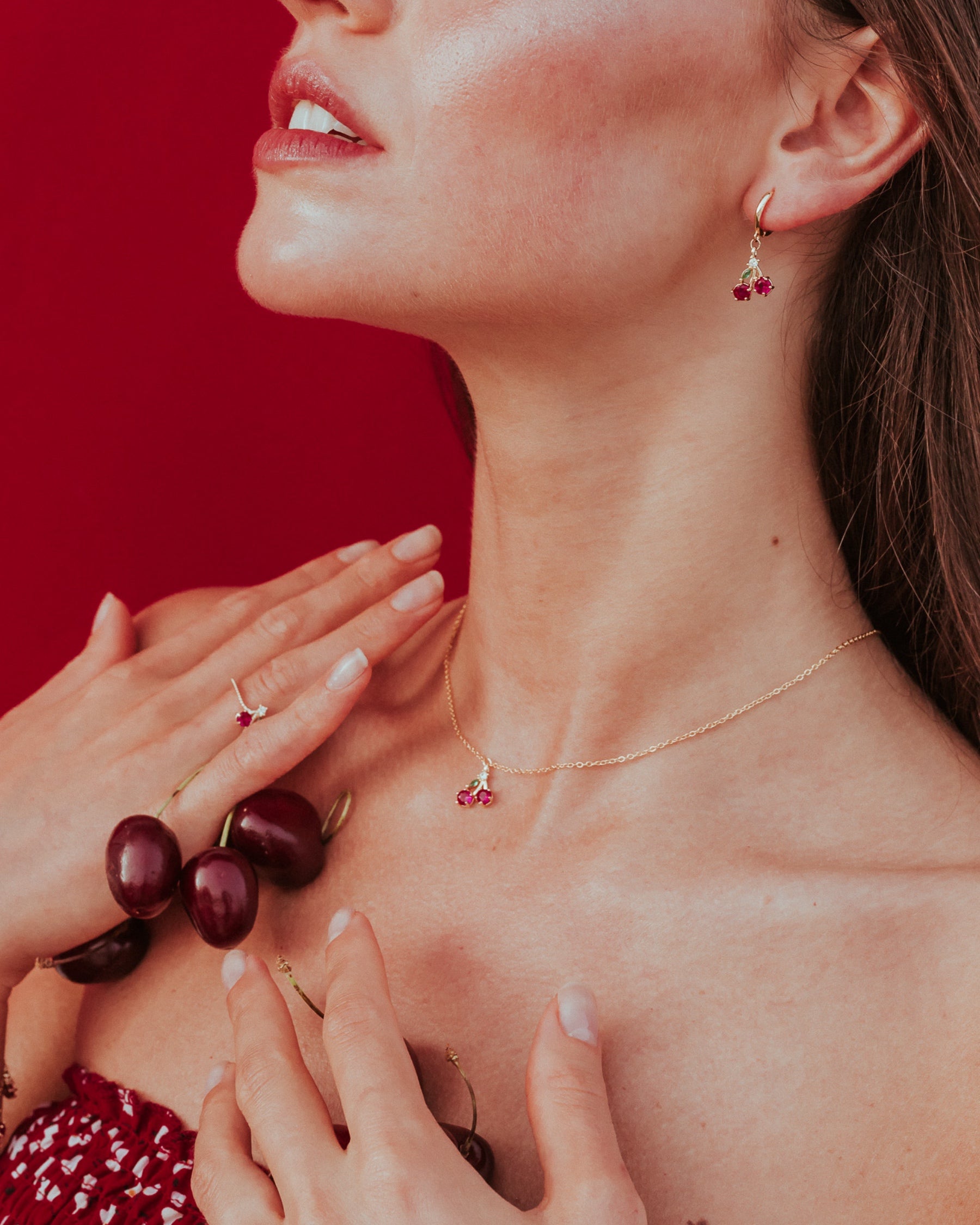 Dettaglio collana pendente ciliegia placcata oro 18 carati con orecchino coordinato – eleganza fruttata di Fruits & Jewels