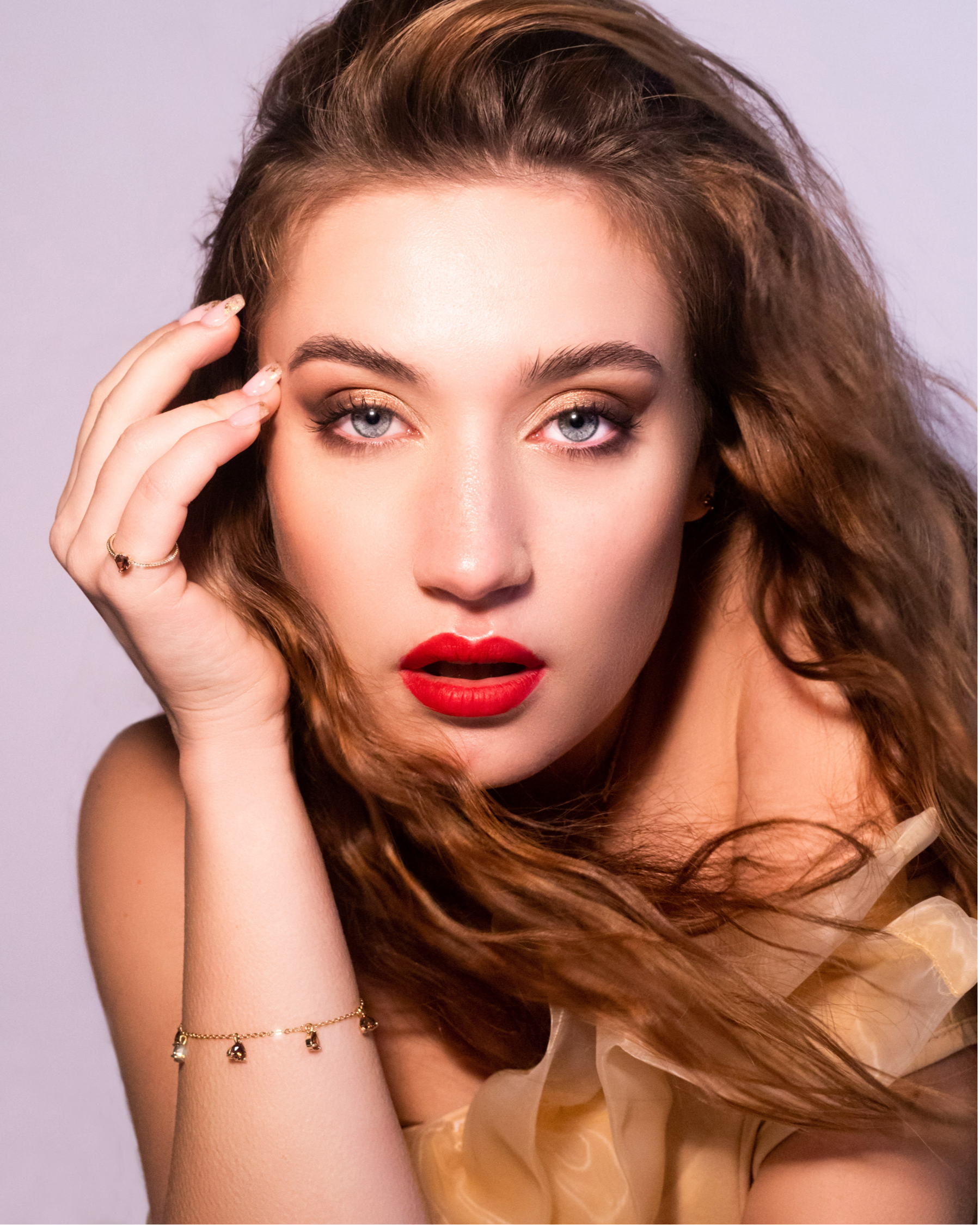 Bracciale castagna Fruits & Jewels placcato oro 18 carati indossato da una modella con abito color miele e make-up deciso. Un accessorio dal design autunnale e raffinato.