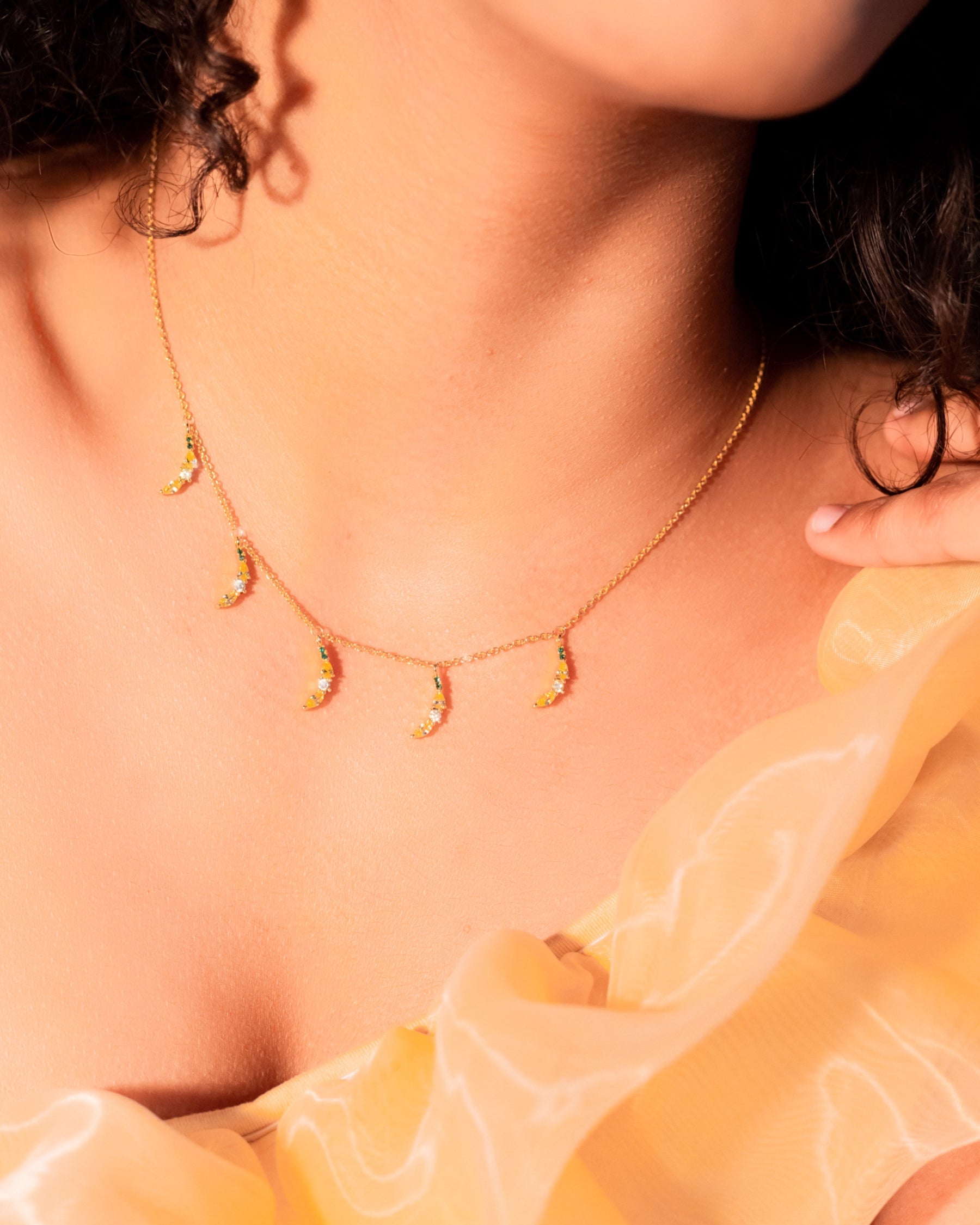 Dettaglio collana banana Fruits & Jewels placcata oro 18k su abito color pesca