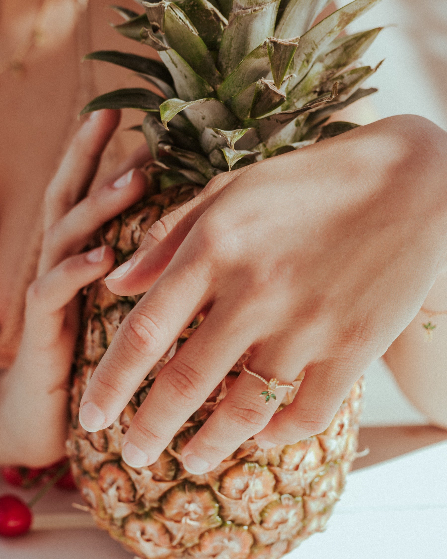Mani con anello ananas placcato in oro 18 carati – abbinate a un vero ananas per uno scatto fruttato