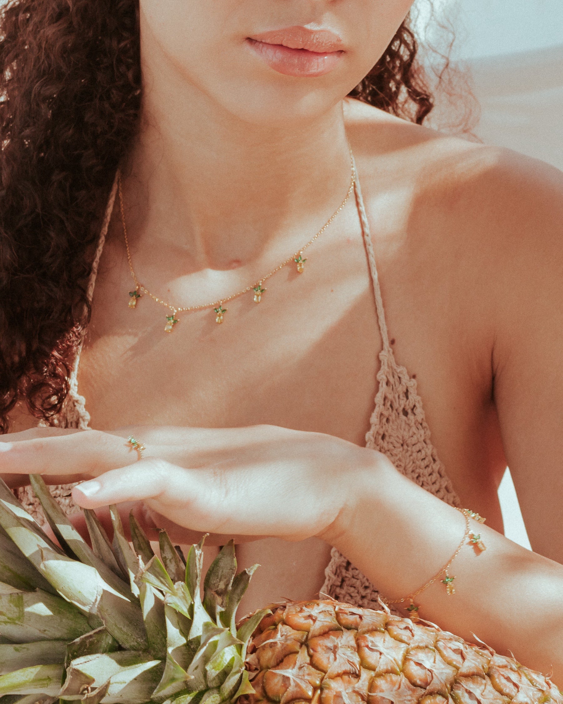 Bracciale con charm ananas placcato in oro 18 carati indossato – stile estivo e tropicale con ananas