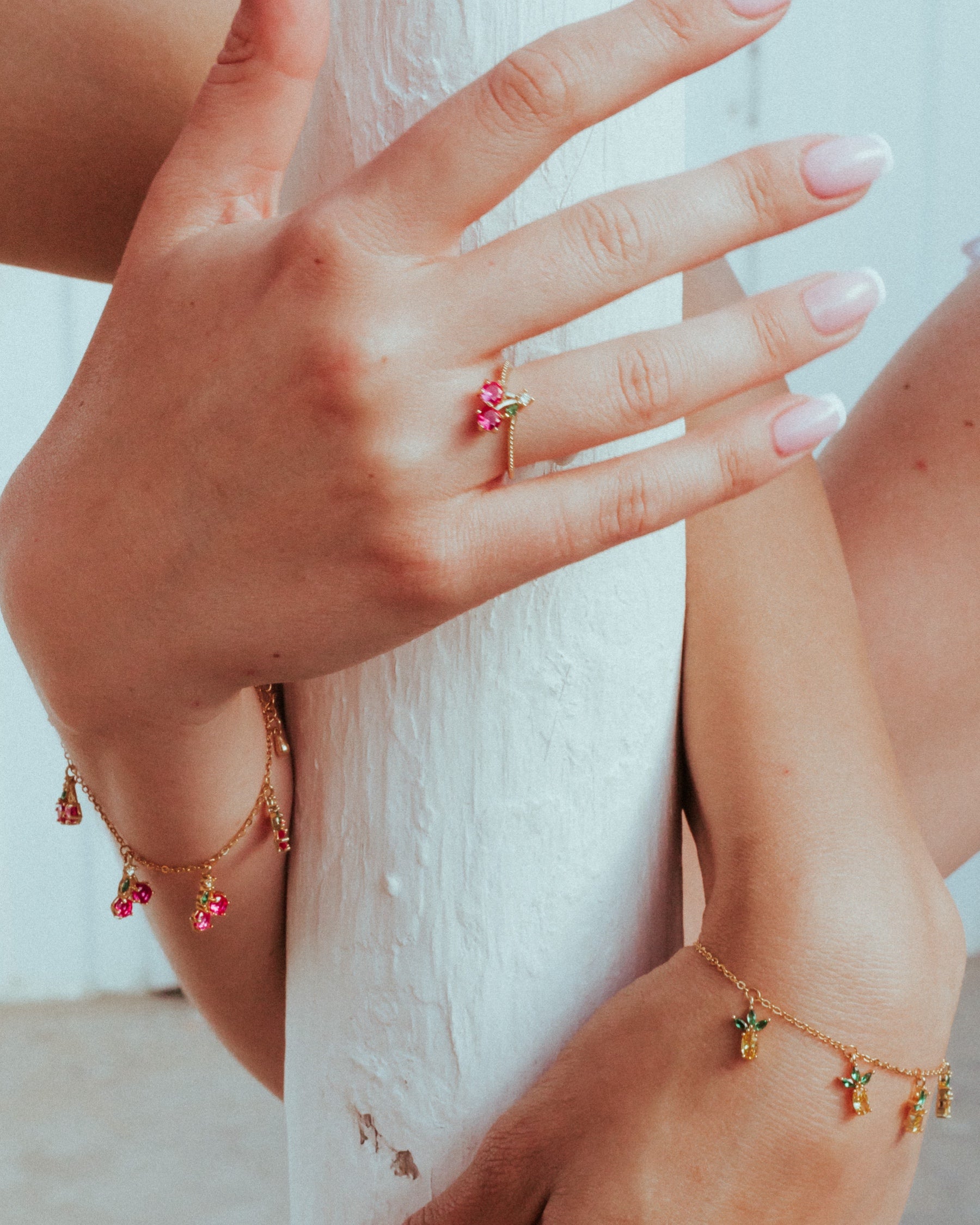 Bracciale ananas placcato in oro 18 carati – abbinato ad anello ciliegia per uno stile fruttato