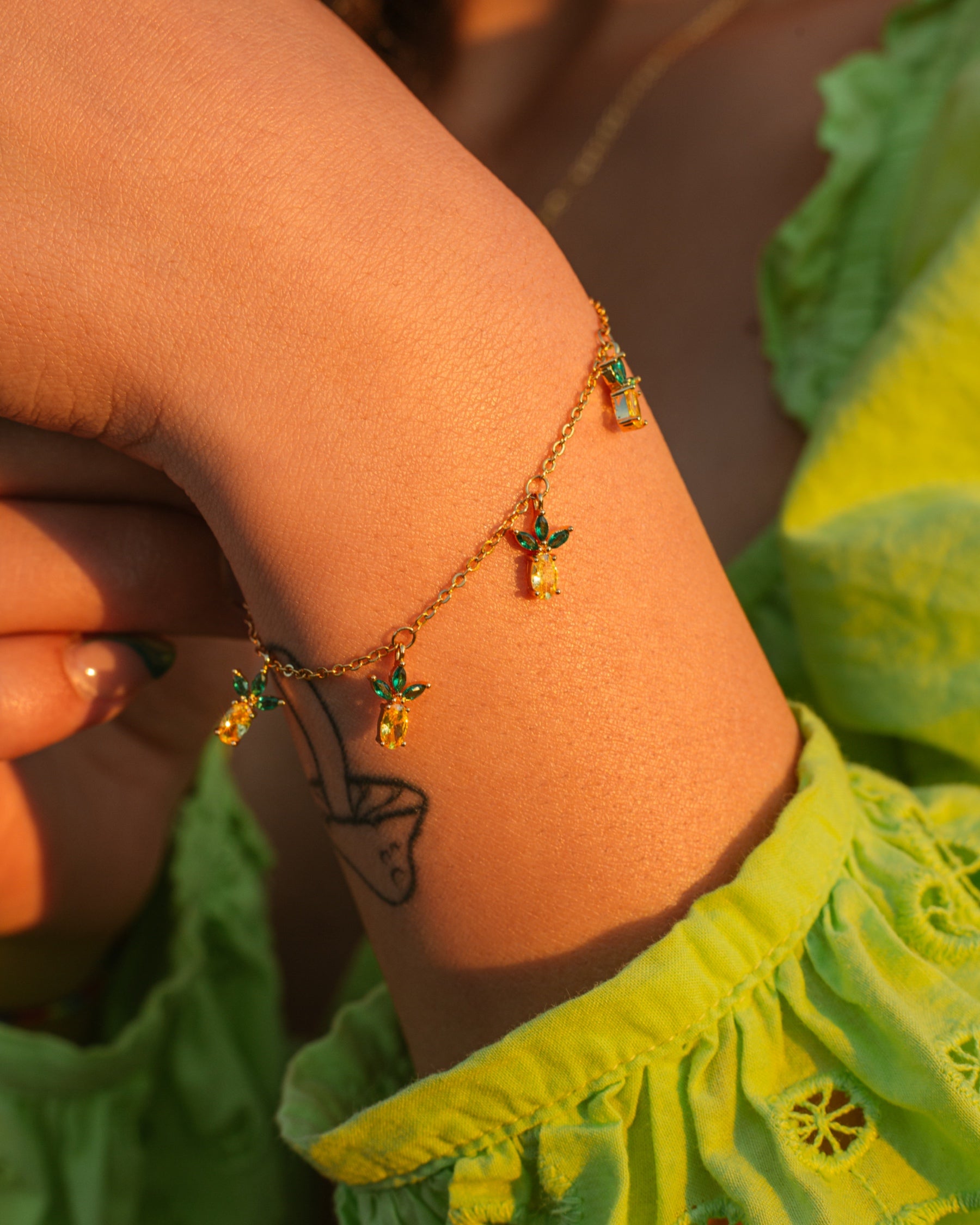 Dettaglio bracciale ananas placcato in oro 18 carati al polso – stile solare e giocoso