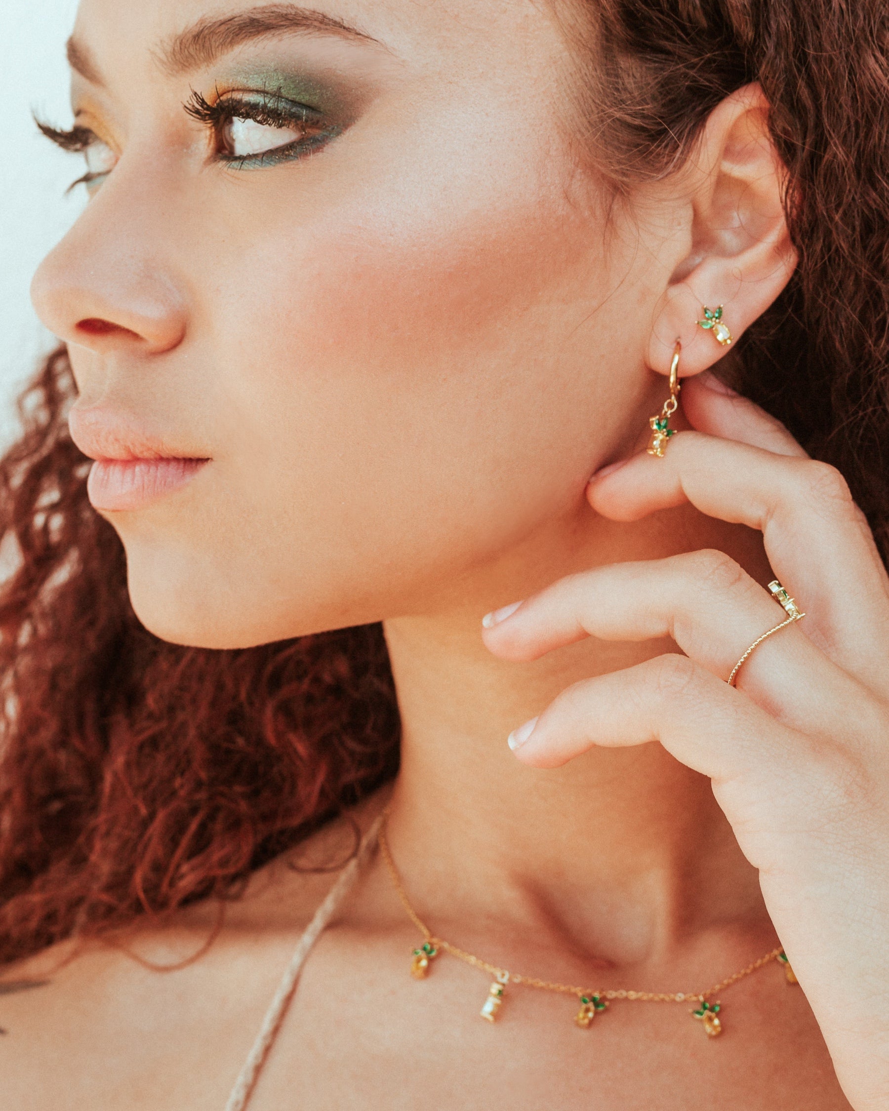 Orecchini a lobo ananas placcati in oro 18 carati – indossati con look estivo e collana coordinata