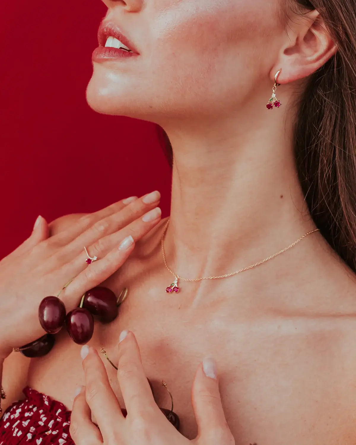 Dettaglio collana pendente ciliegia placcata oro 18 carati con orecchino coordinato – eleganza fruttata di Fruits & Jewels