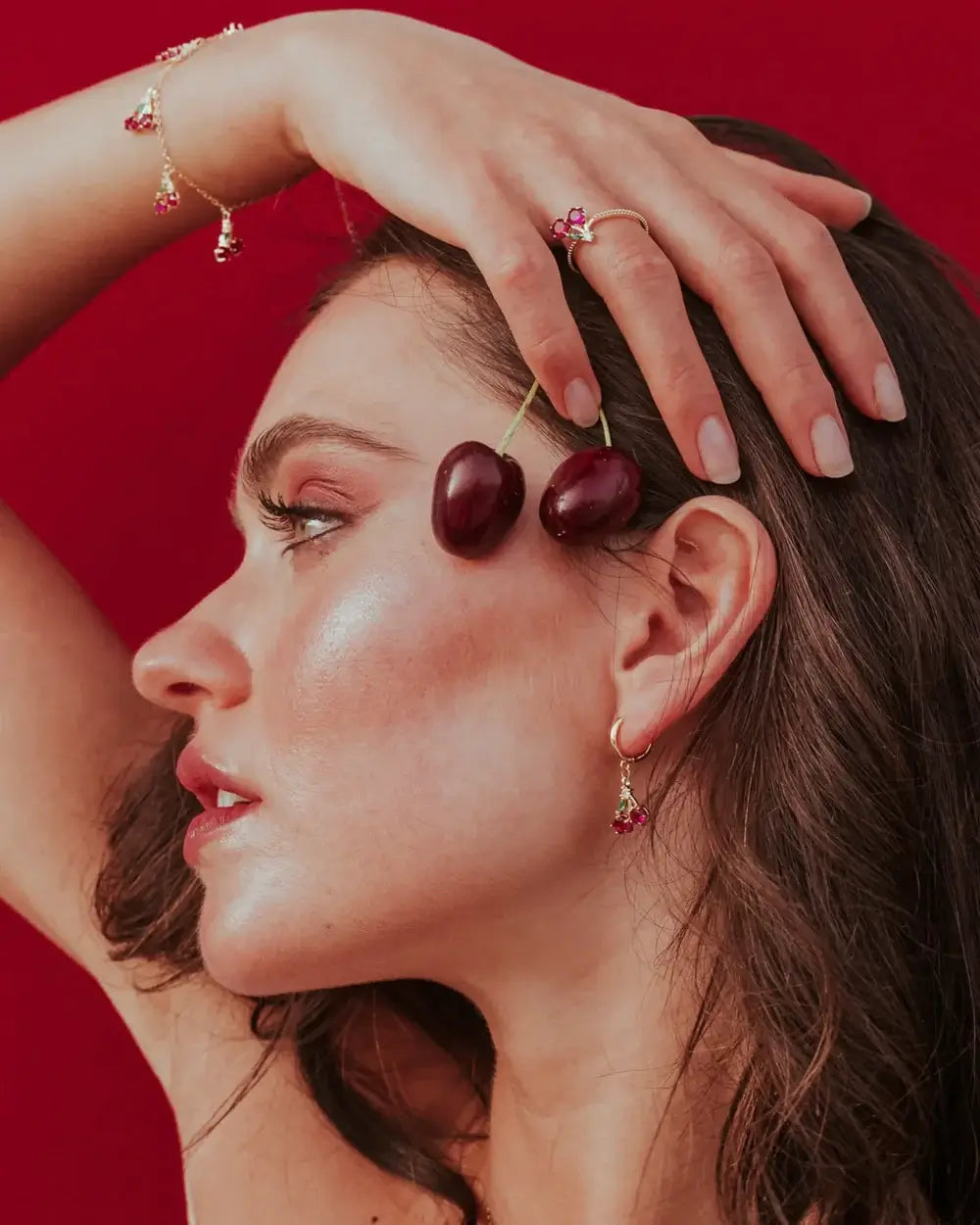 Orecchino pendente ciliegia in oro 18k indossato da modella con ciliegie vere – stile giocoso e originale di Fruits & Jewels