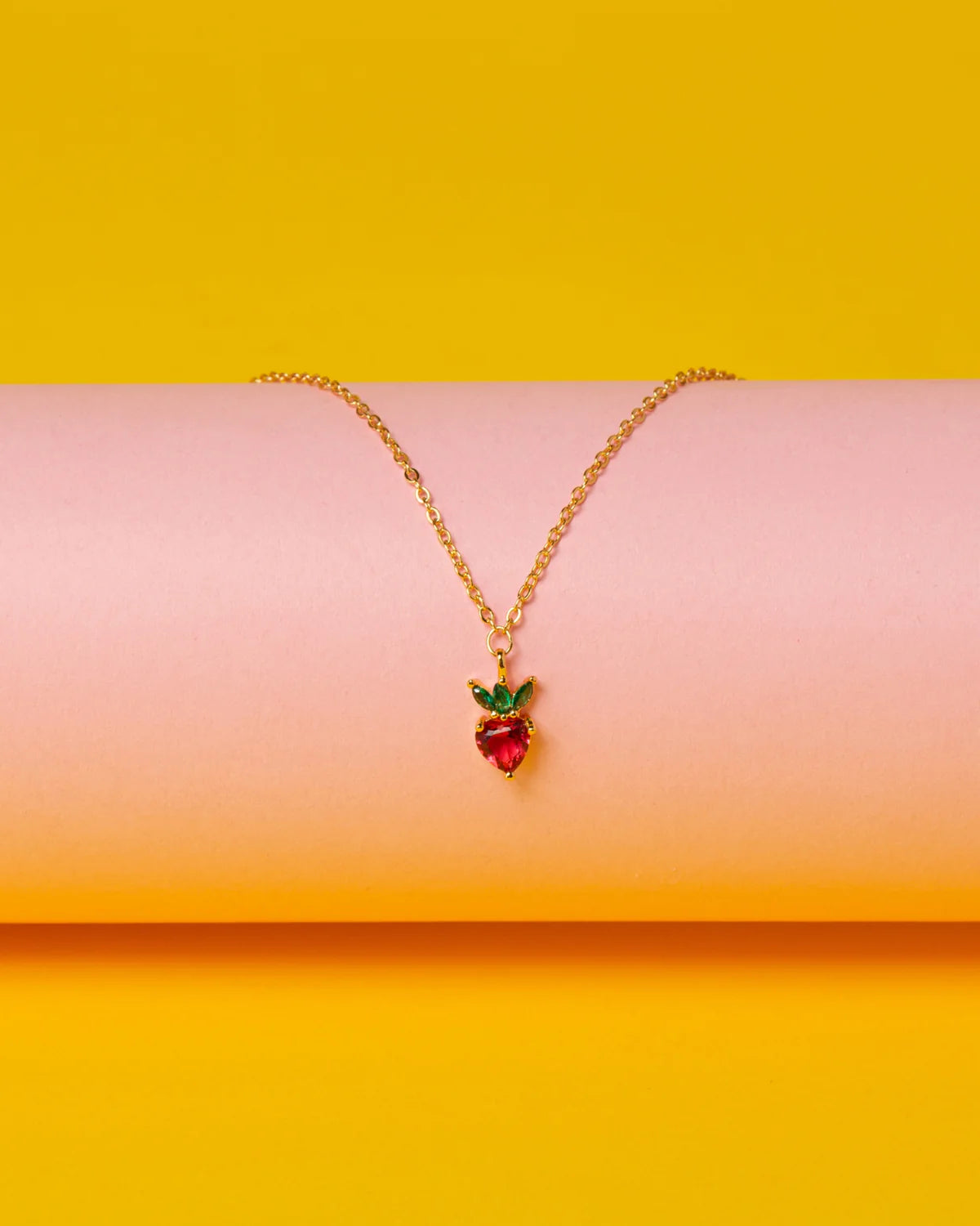 Collana fragola con ciondolo rosso su sfondo giallo – design brillante e giocoso placcato in oro 18 carati Fruits & Jewels