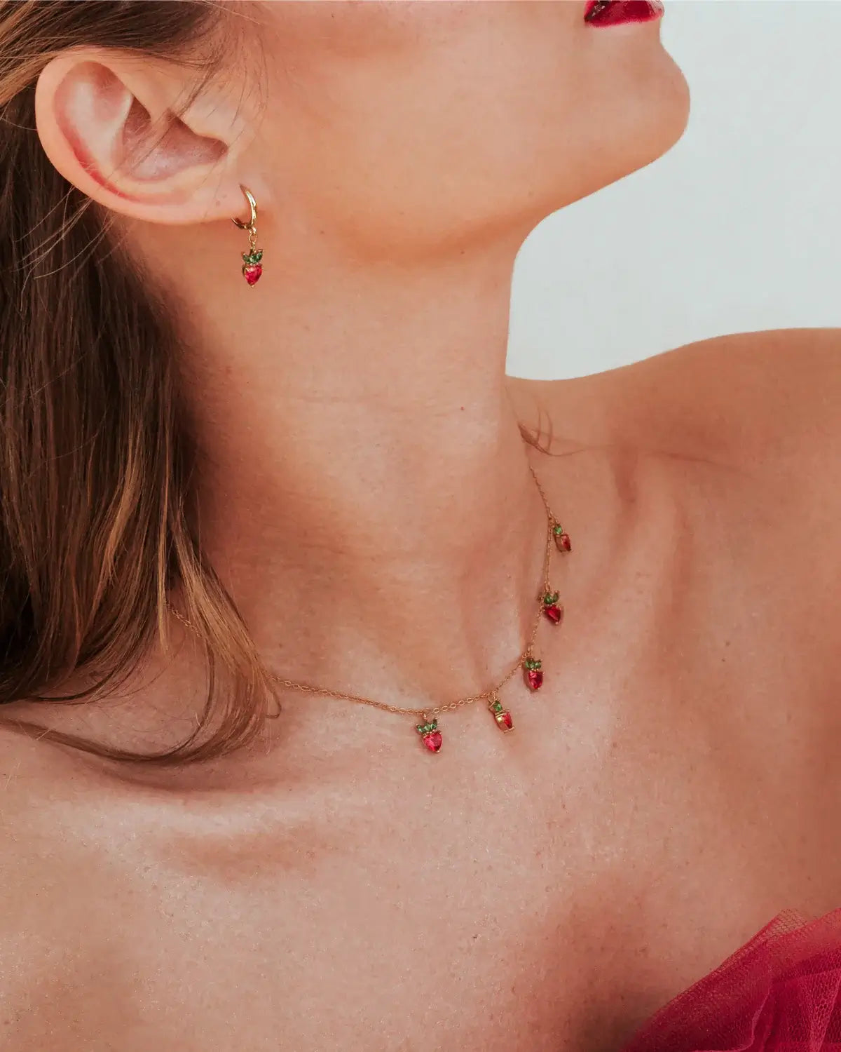 Orecchini pendenti fragola in oro con collana coordinata – set fruttato dallo stile brillante di Fruits & Jewels