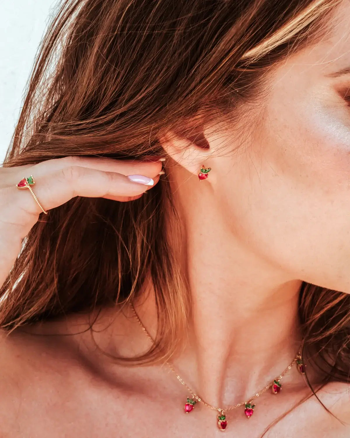 Orecchini a lobo fragola placcati in oro 18 carati – piccoli gioielli colorati in stile Fruits & Jewels