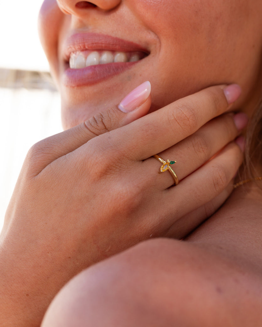 Dettaglio dell’anello limone placcato in oro 18k indossato su mano femminile – gioiello dorato e fruttato di Fruits & Jewels