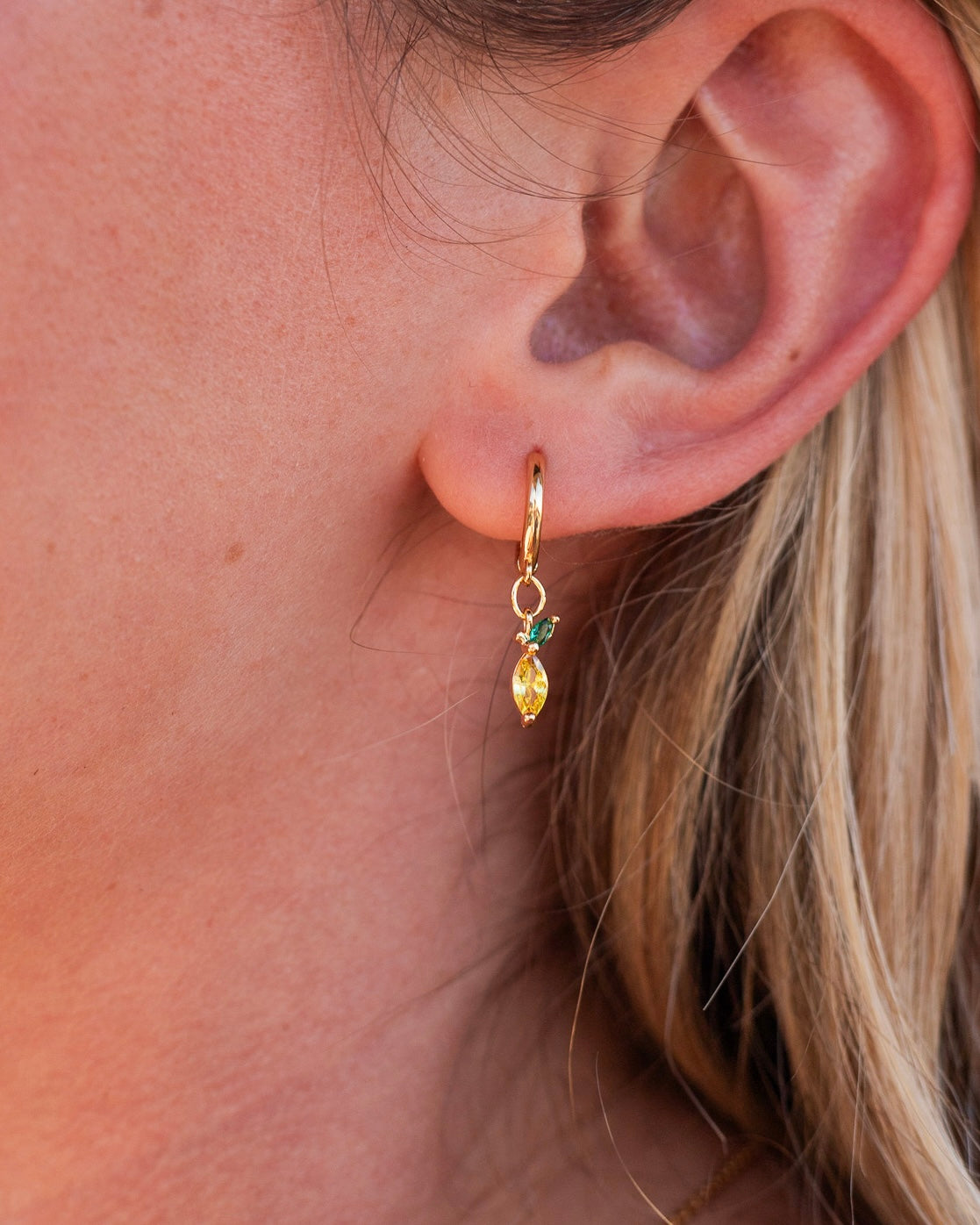 Orecchini limone placcati oro 18 carati indossati – collezione Fruits & Jewels