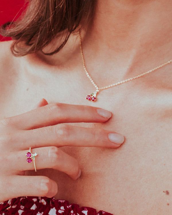 Anello ciliegia placcato in oro 18k indossato con collana coordinata – dettaglio fruttato e raffinato by Fruits & Jewels