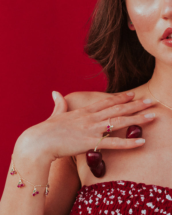 Bracciale charms ciliegia placcato in oro 18k indossato da modella con ciliegie vere – gioiello fruttato e brillante by Fruits & Jewels