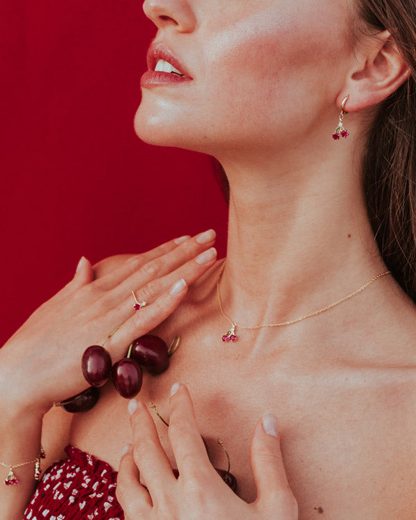 Bracciale ciliegia in oro indossato da modella con collana e orecchini abbinati – stile coordinato e giocoso Fruits & Jewels