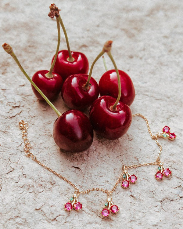 Bracciale charms ciliegia con zirconi rossi accanto a ciliegie vere – gioiello estivo placcato oro 18k firmato Fruits & Jewels