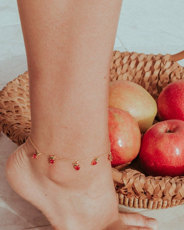Cavigliera mela indossata con mele rosse in un cestino, placcata in oro 18 carati, Fruits & Jewels