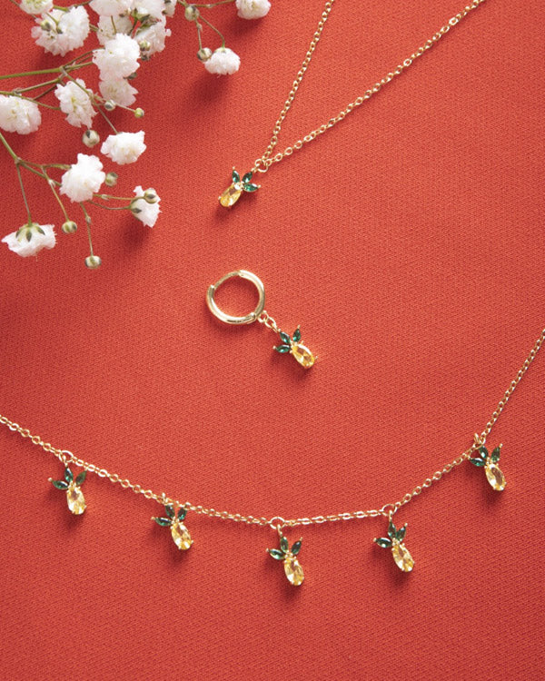 Set collana, anello e orecchini ananas – stile coordinato su sfondo corallo