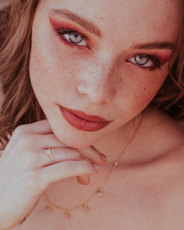 Collana pendente pesca placcata in oro 18 carati – indossata con trucco intenso e sguardo deciso