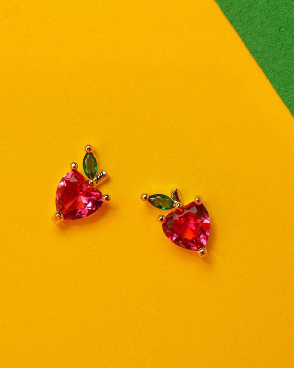 Dettaglio degli orecchini a lobo a forma di mela su sfondo giallo e verde, Fruits & Jewels