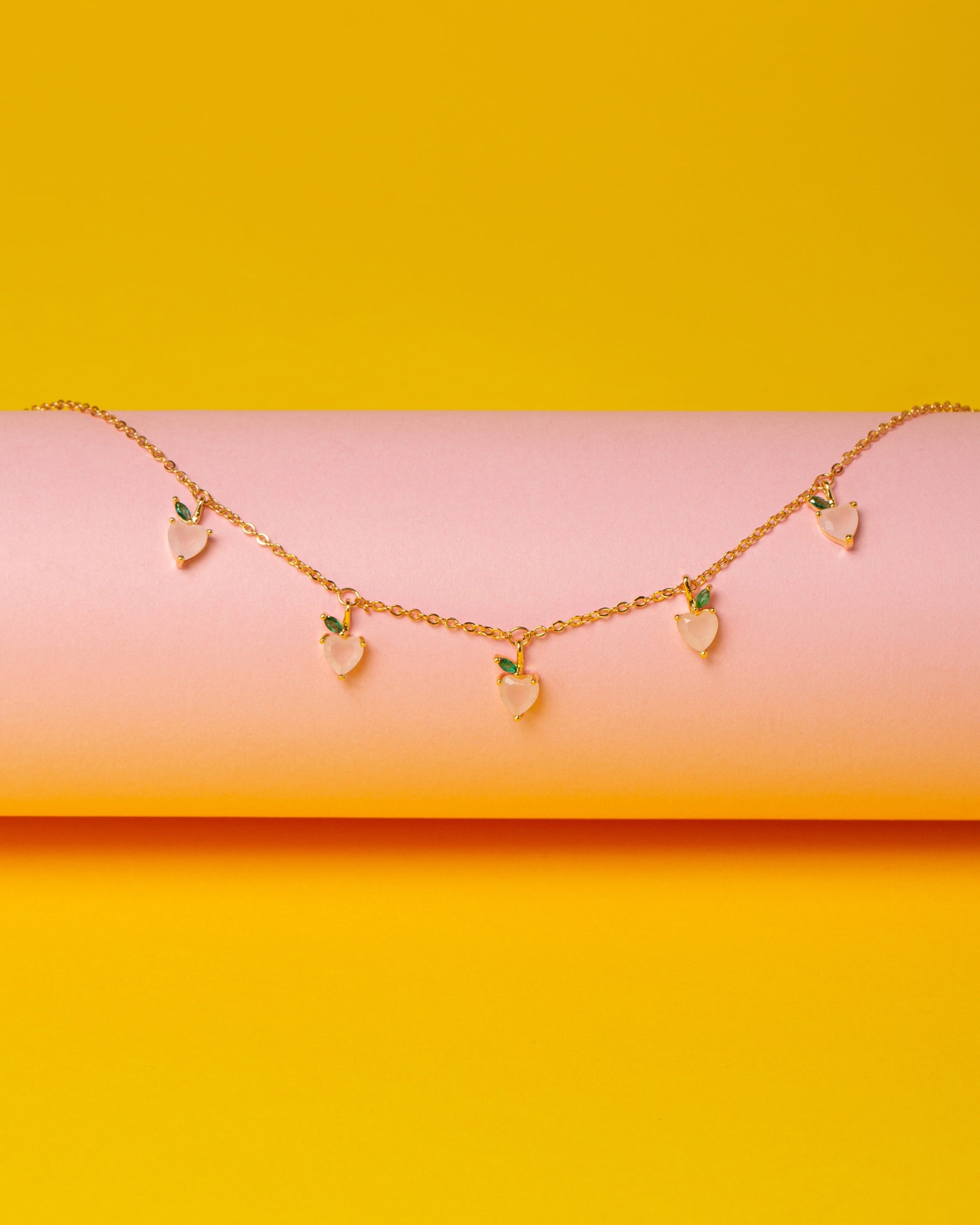 Vergoldete Pfirsich-Charm-Halskette