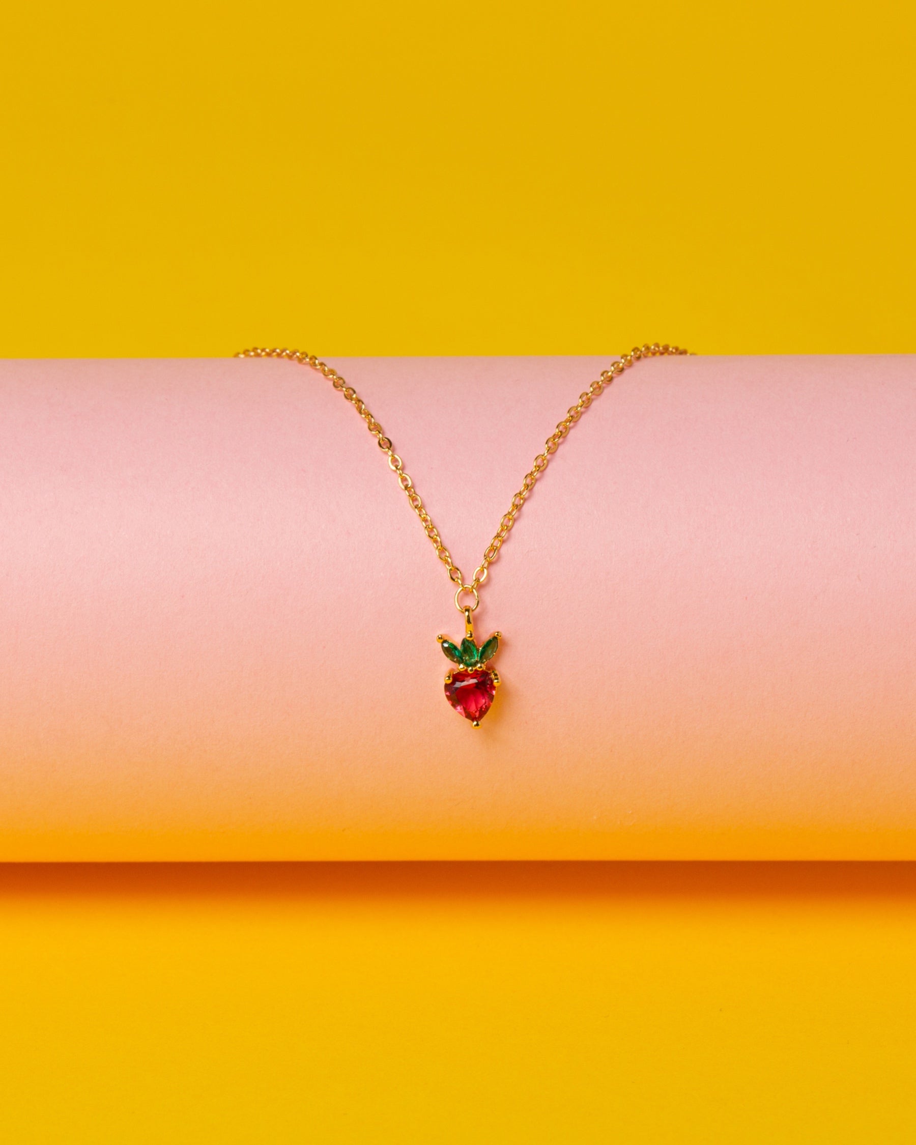 Vergoldete Halskette mit Erdbeer-Anhänger