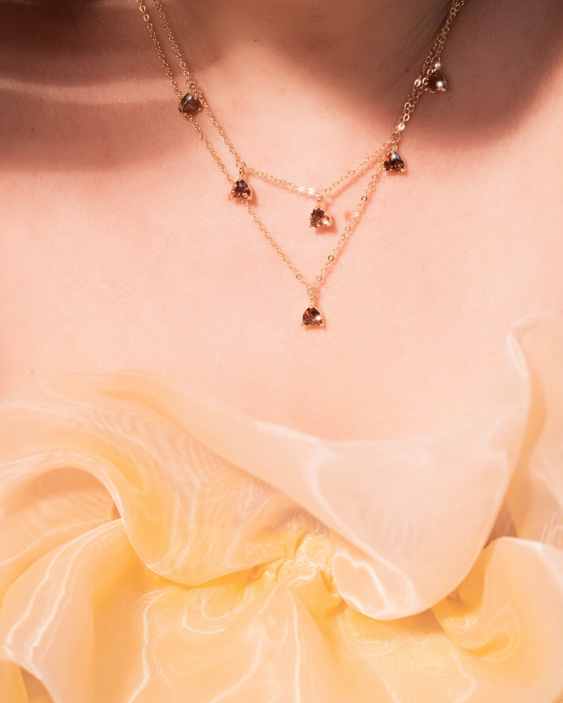 Vergoldete Halskette mit Kastanienanhänger