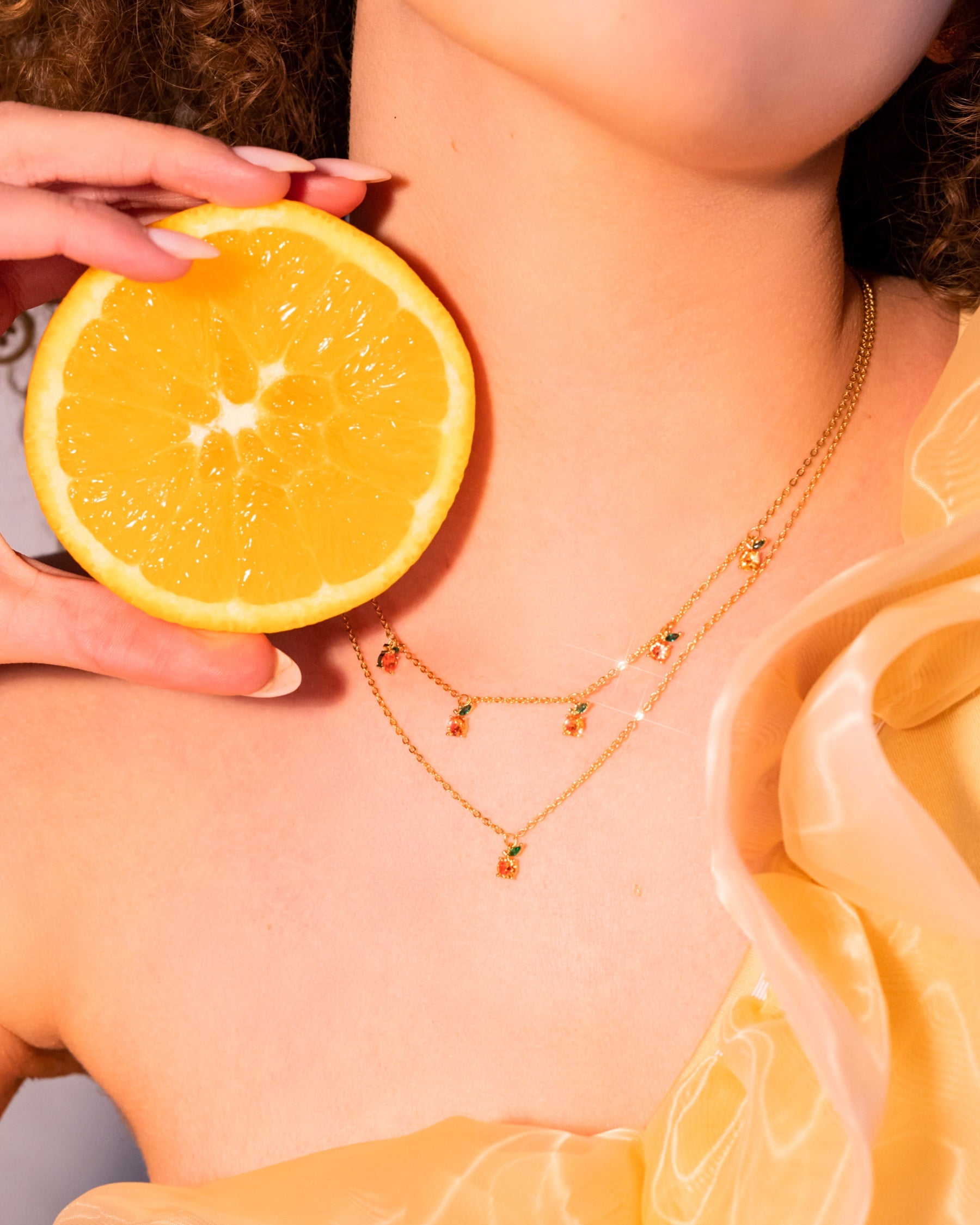 Vergoldete Halskette mit orangefarbenen Anhängern