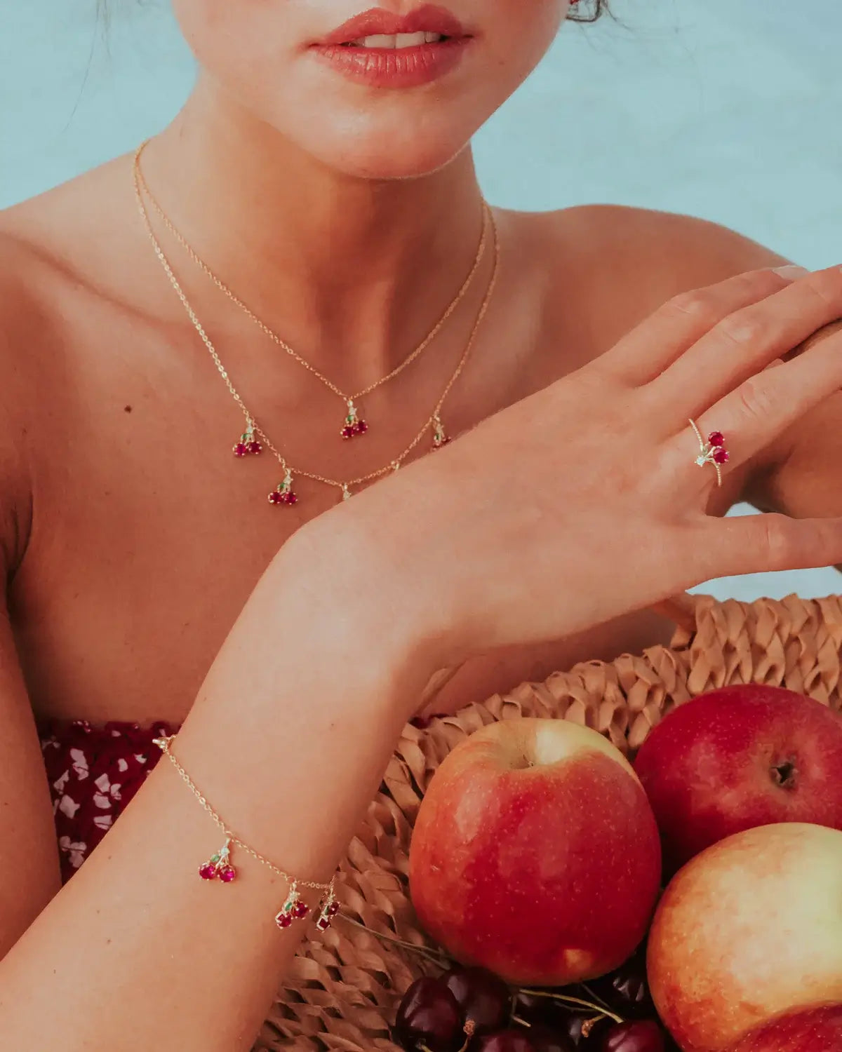 Set collana e bracciale charms ciliegia placcati oro 18k – dettagli fruttati e femminili per look estivi Fruits & Jewels