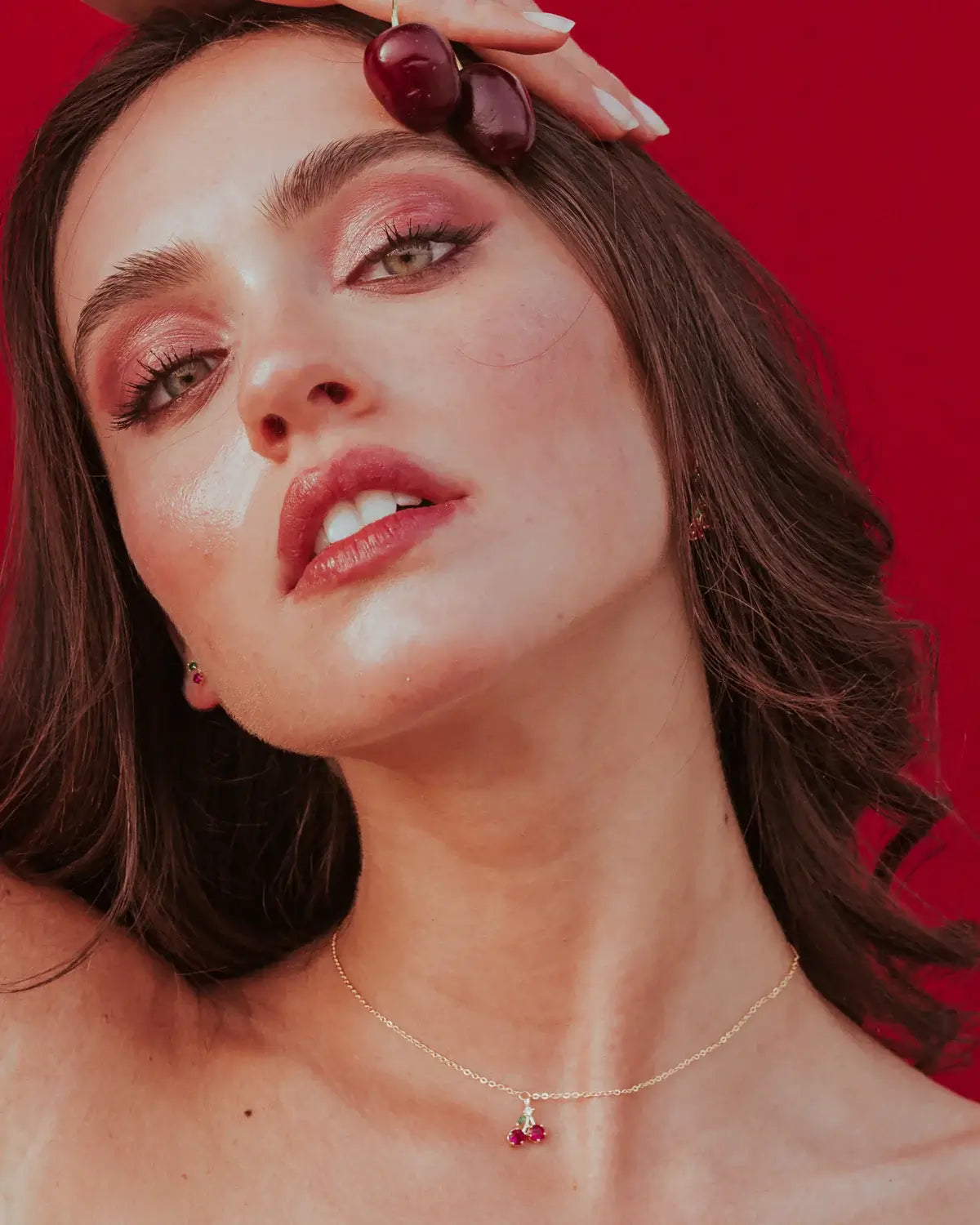 Modella con ciliegie vere e collana pendente ciliegia in oro – stile ironico e sensuale by Fruits & Jewels