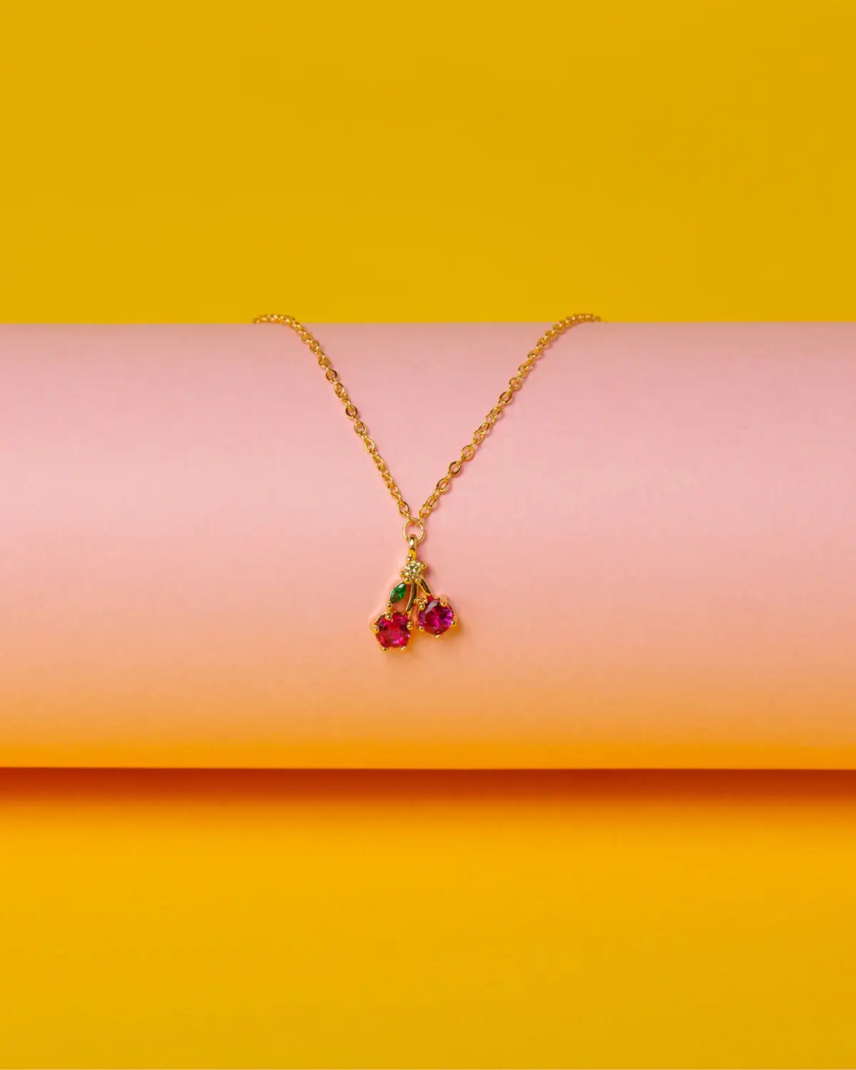 Collana pendente ciliegia su sfondo giallo e rosa – gioiello fruttato placcato in oro 18k firmato Fruits & Jewels