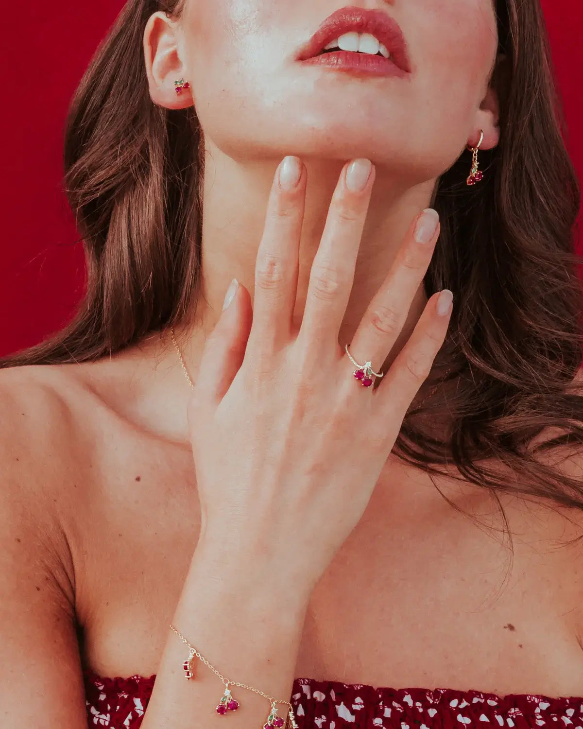 Dettaglio orecchino a lobo ciliegia in oro 18 carati con anello e bracciale abbinati – stile fruttato e raffinato Fruits & Jewels
