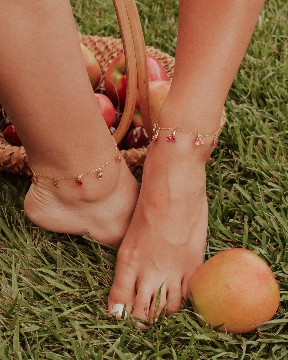 Cavigliera ciliegia placcata in oro 18 carati indossata in un picnic con frutta – accessorio giocoso e naturale by Fruits & Jewels