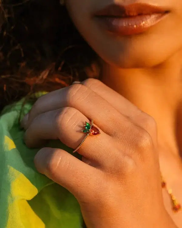 Dettaglio dell’anello fragola placcato oro – stile gioioso e originale Fruits & Jewels