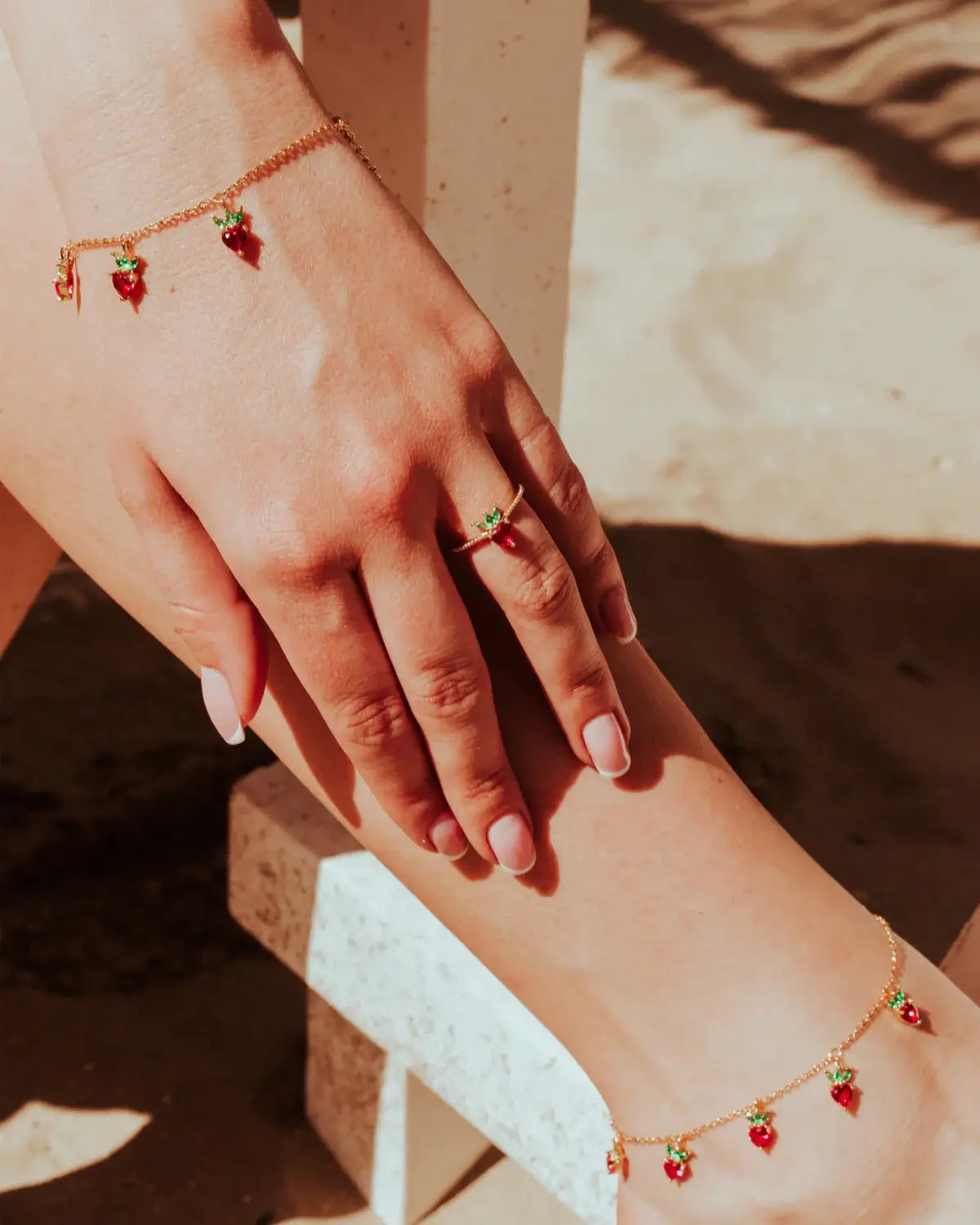 Bracciale fragola placcato in oro abbinato a cavigliera e anello – look completo Fruits & Jewels in stile fresco e divertente