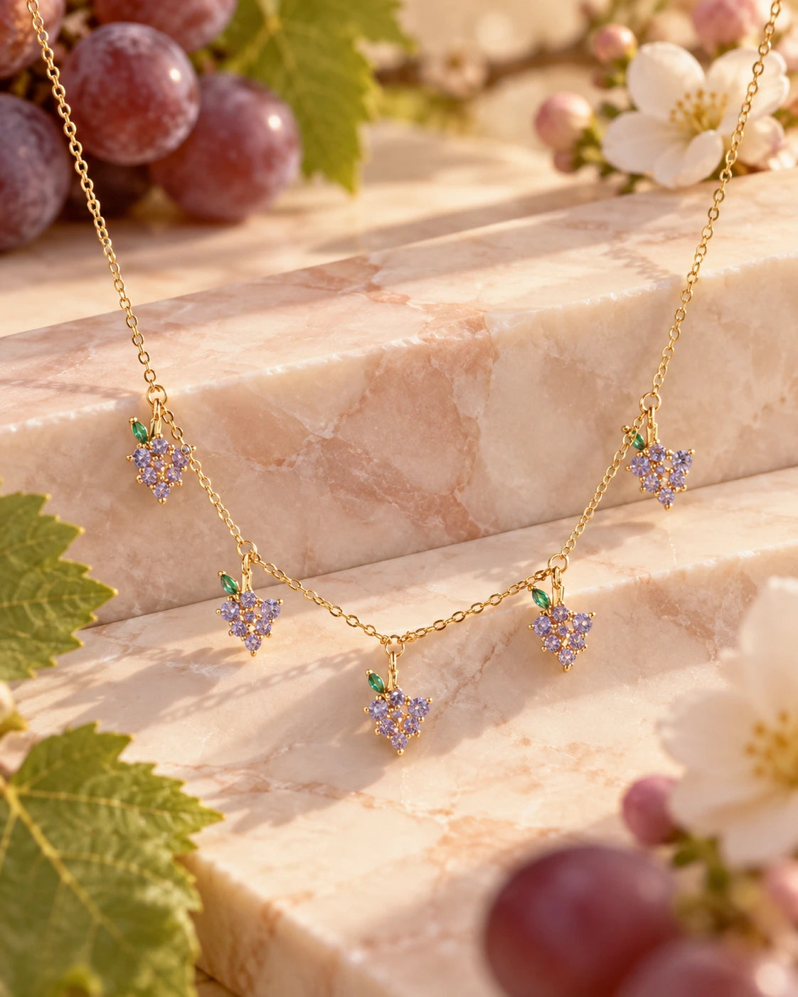 Dettaglio collana uva ambientata poggiata su marmo. Ciondoli uva Fruits & Jewels