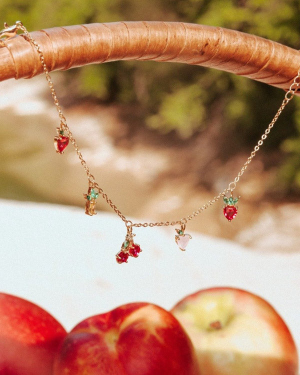 Vergoldete Halskette mit mehreren Früchten